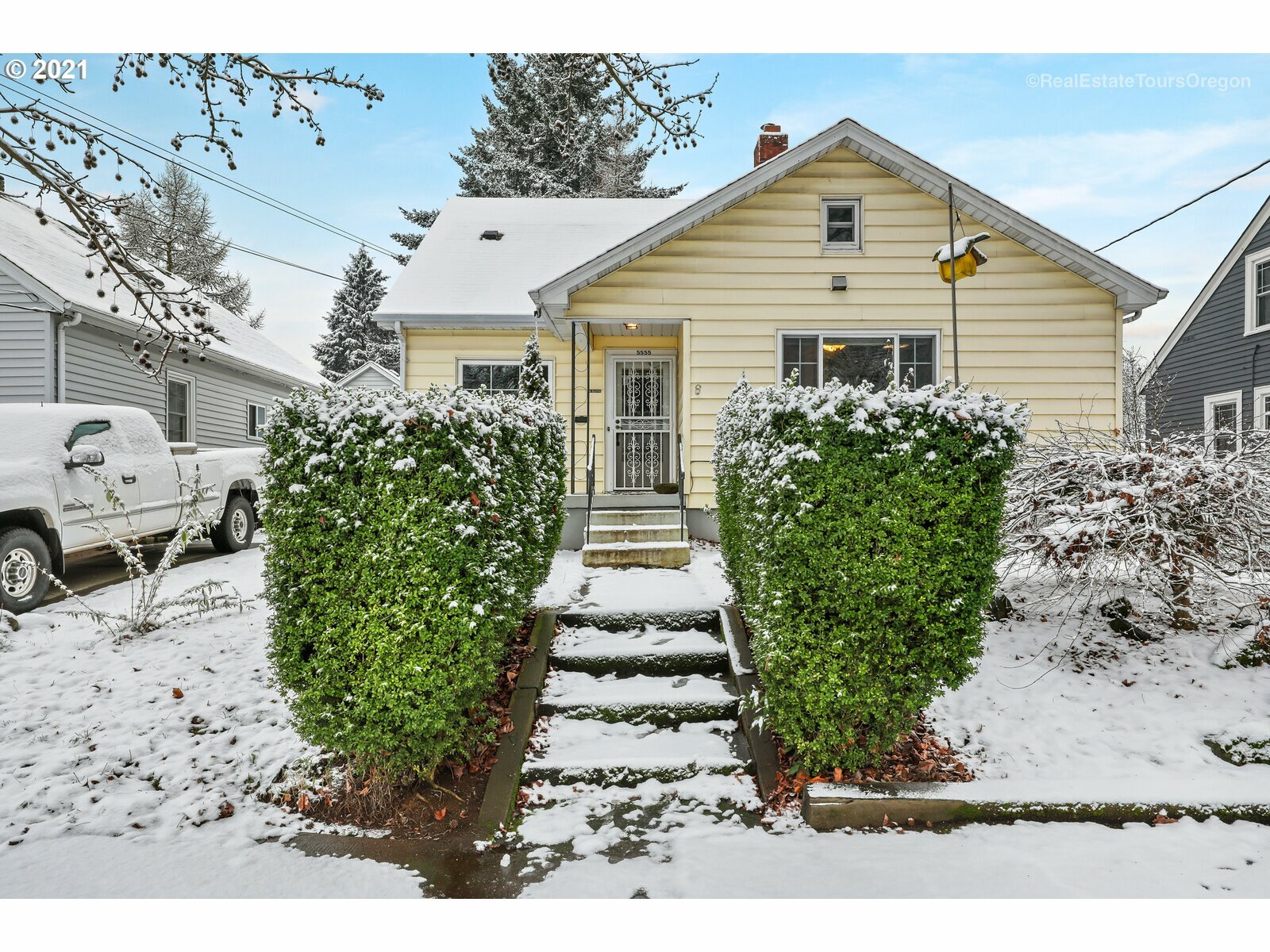 Property Photo: 5555 N Boston Ave OR 97217