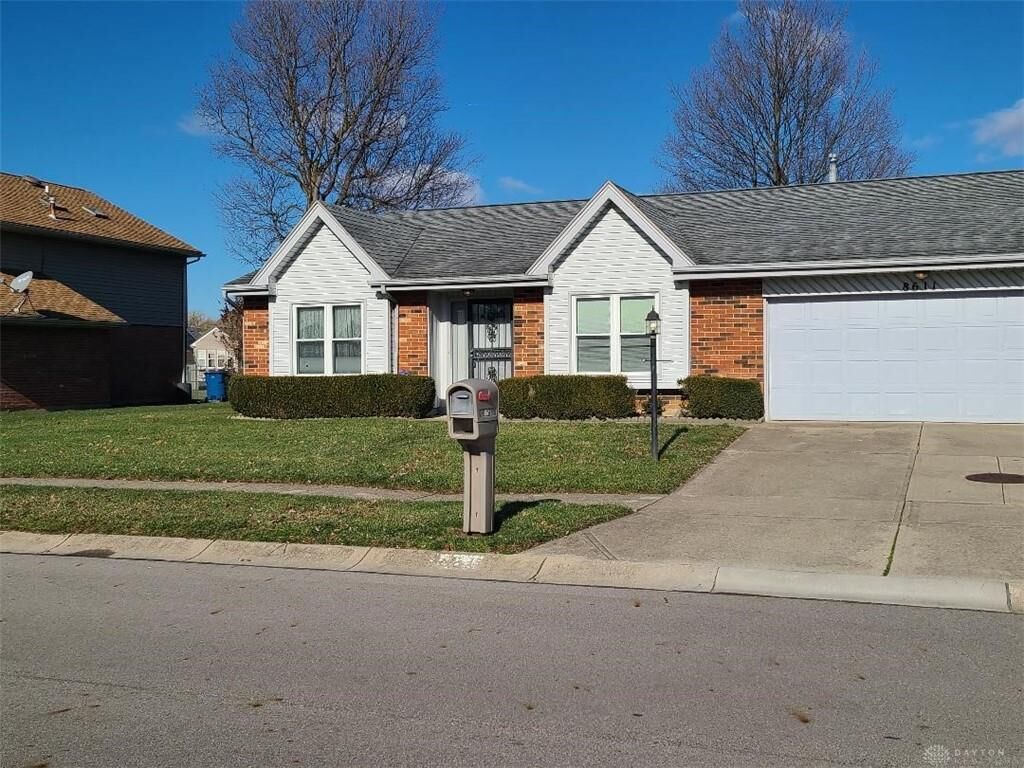 Property Photo: 8611 Pinegate Way OH 45424