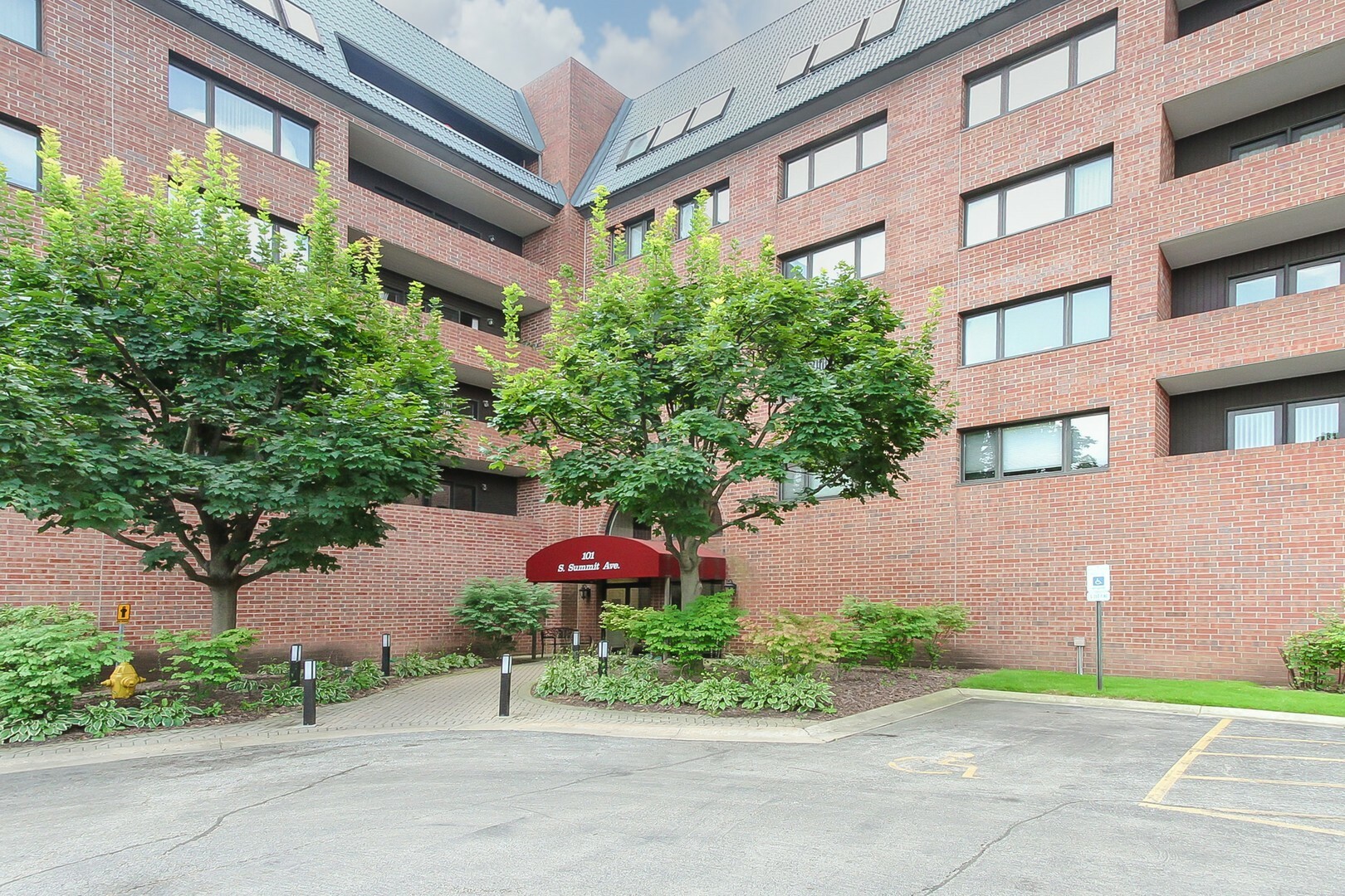 Property Photo: 101 Summit 605 IL 60068