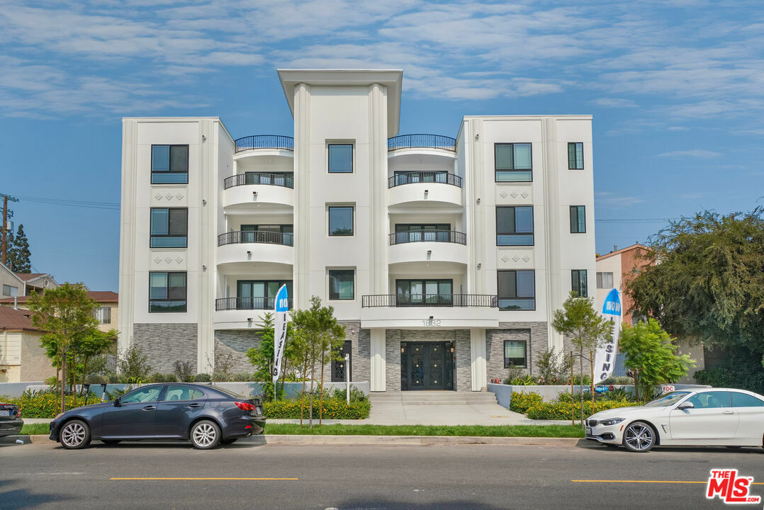 Property Photo: 1832 S Barrington Ave 401 CA 90025