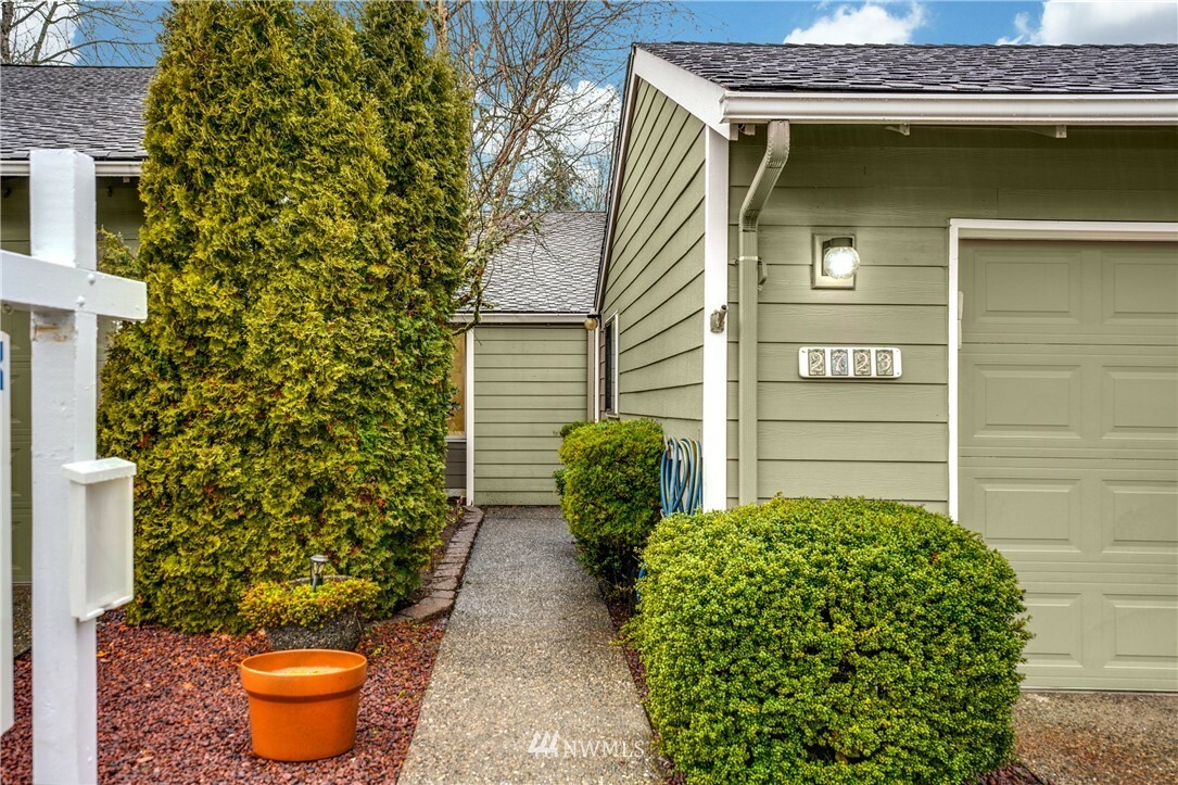 Property Photo:  2723 174th Avenue NE  WA 98052 