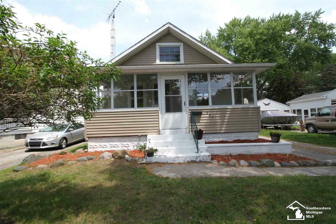 Property Photo:  227 Oakwood  MI 48162 