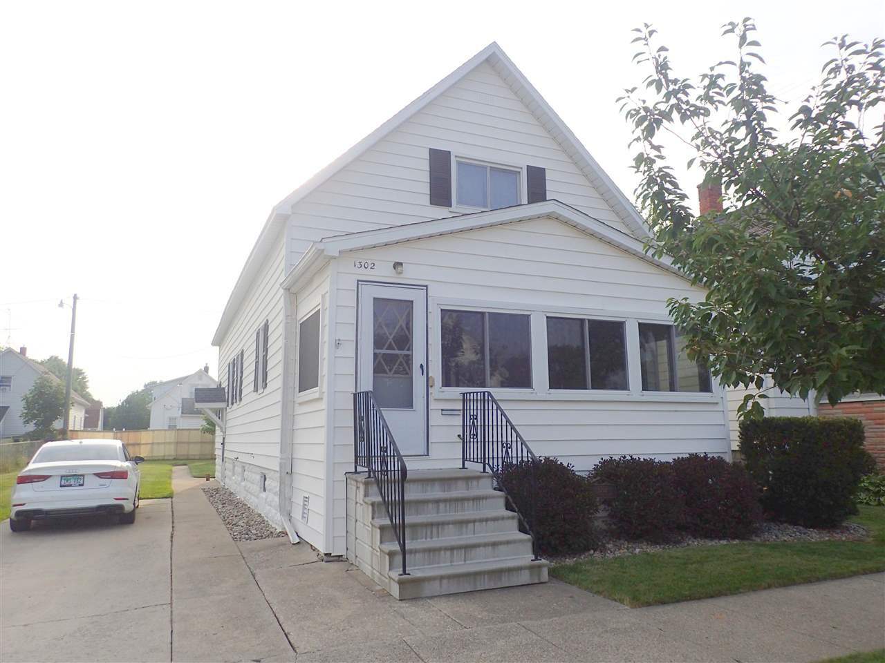 Property Photo:  1302 S Jackson  MI 48708 