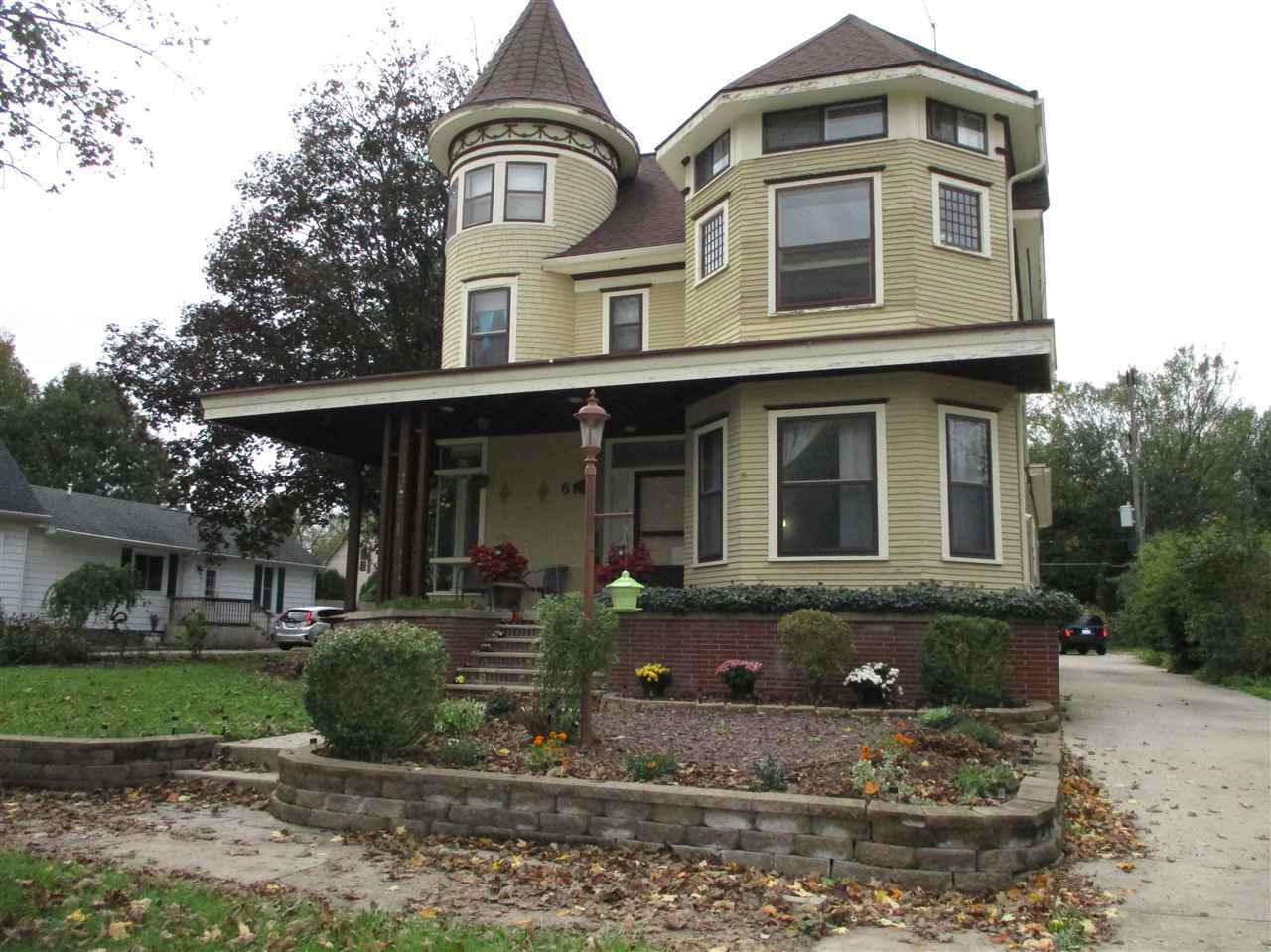 Property Photo:  611 Pine Avenue  MI 48801 