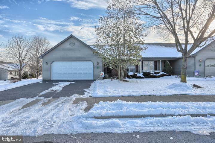 32 Greenbriar Drive  Myerstown PA 17067 photo