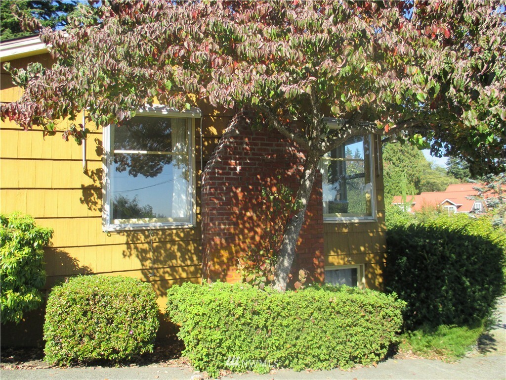 Property Photo: 261 Eagle Place NE WA 98110
