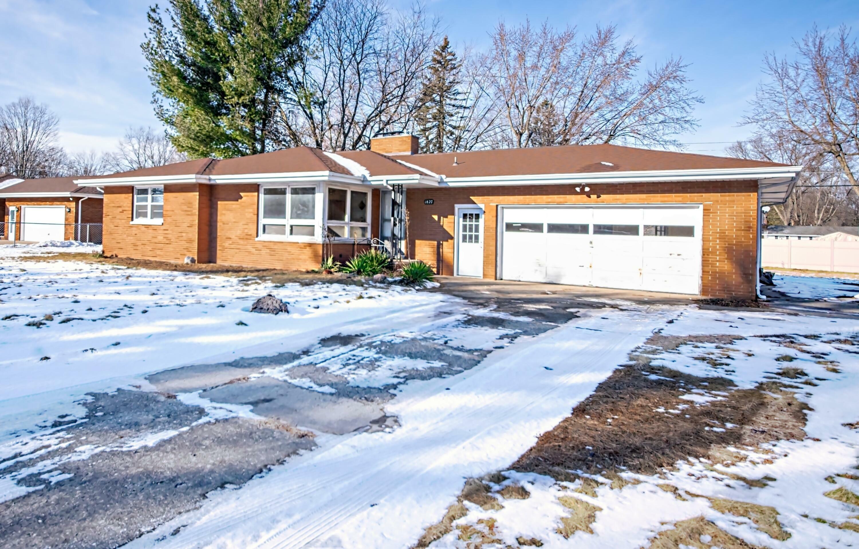 Property Photo:  1827 Clearwood Drive  MI 49127 