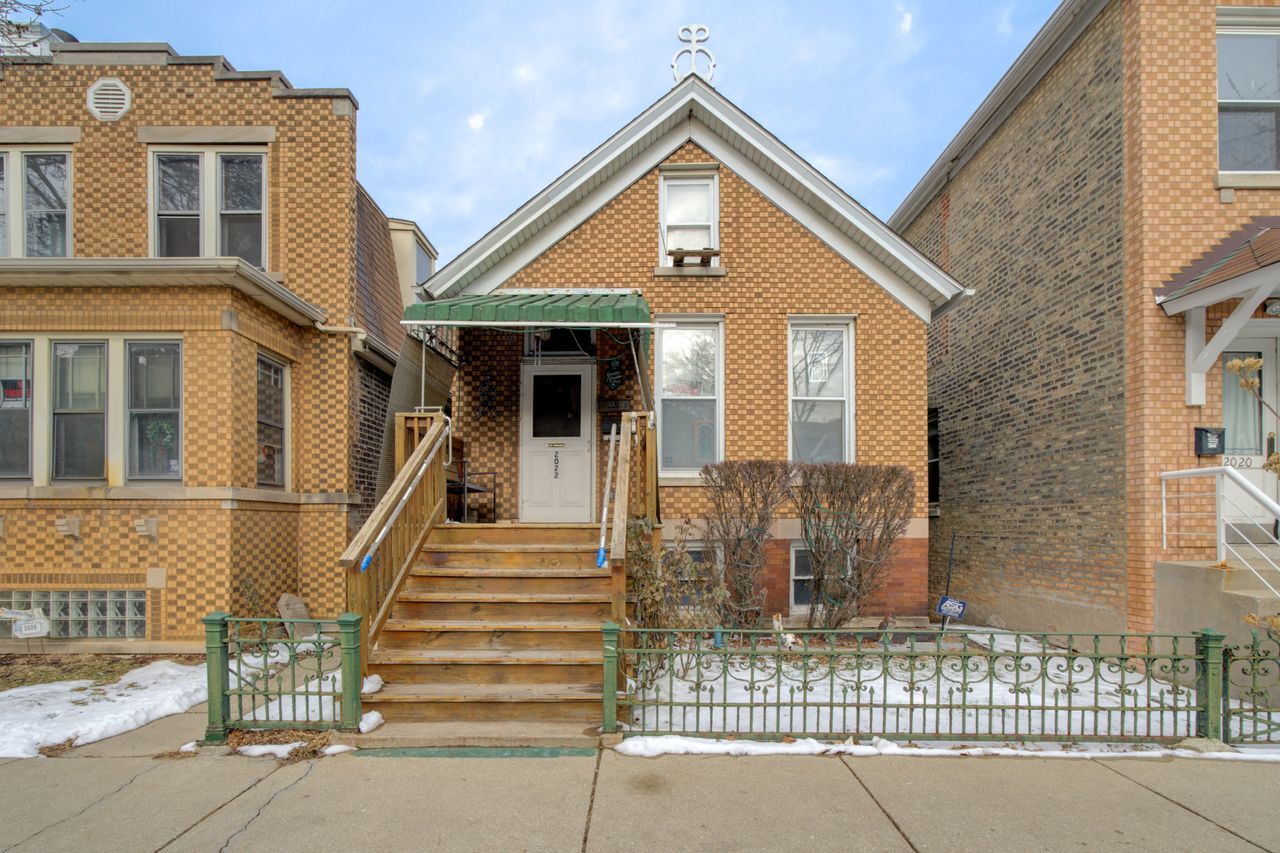 Property Photo: 2022 W Cortland Street IL 60647