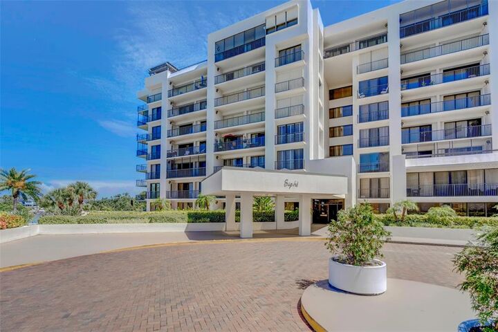 Property Photo:  8 Belleview Boulevard 106  FL 33756