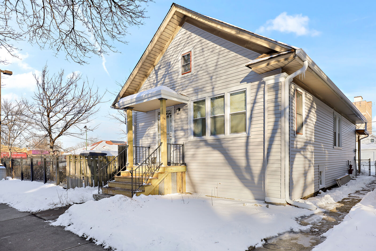 Property Photo:  1143 N Mayfield Avenue  IL 60651 