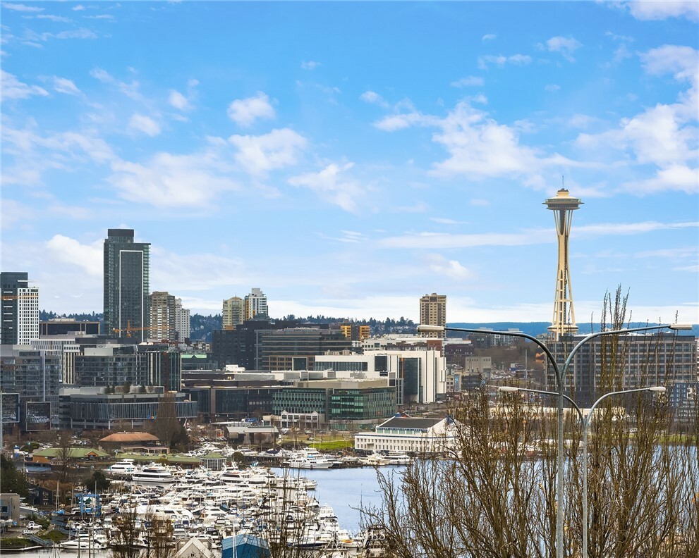 Property Photo: 1958 Harvard Avenue E 202 WA 98102