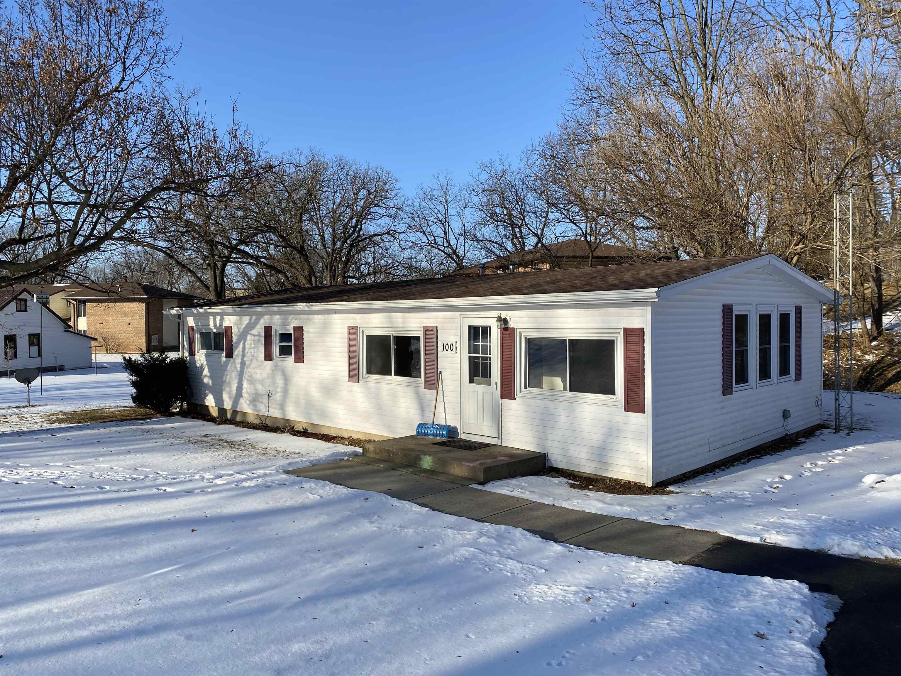 Property Photo:  100 N Orange Street  IL 61060 