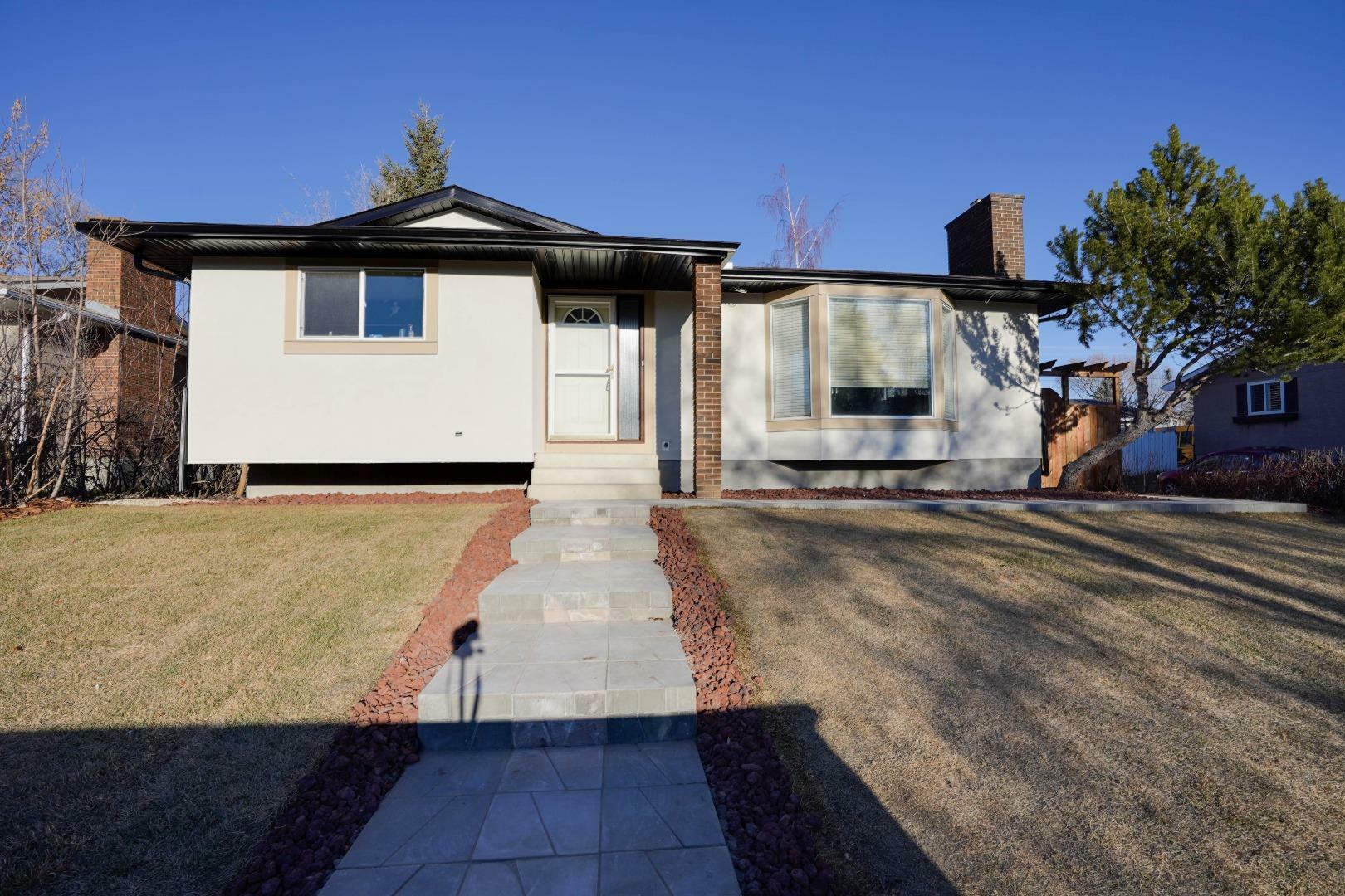 Property Photo: 427 Queensland Circle SE AB T2J 4P5