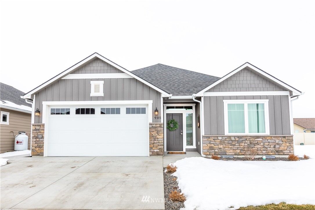 Property Photo: 905 N M Loop SW WA 98848