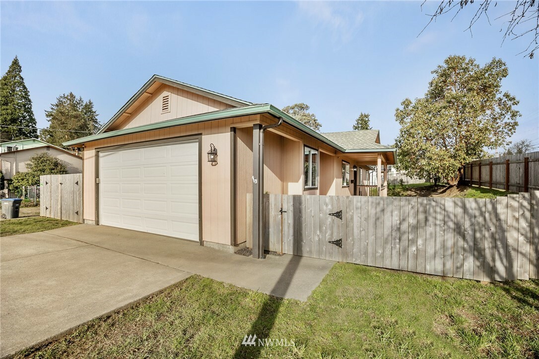 Property Photo:  551 S National Avenue  WA 98312 