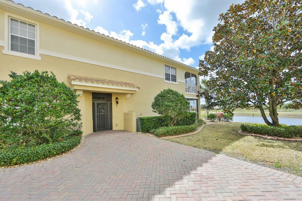 Property Photo:  1425 Emerald Dunes Drive 17  FL 33573 