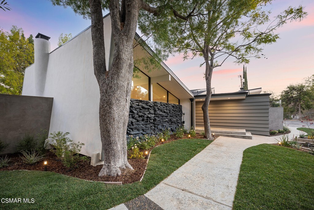 Property Photo: 19316 Palomar Place CA 91356