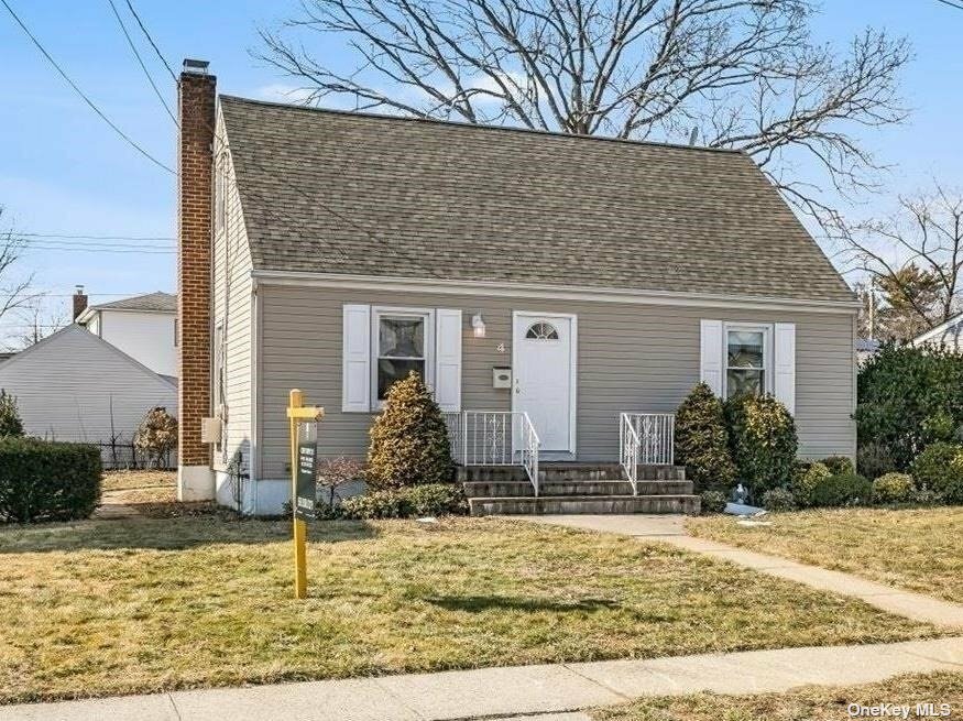 Property Photo:  4 West Court  NY 11714 