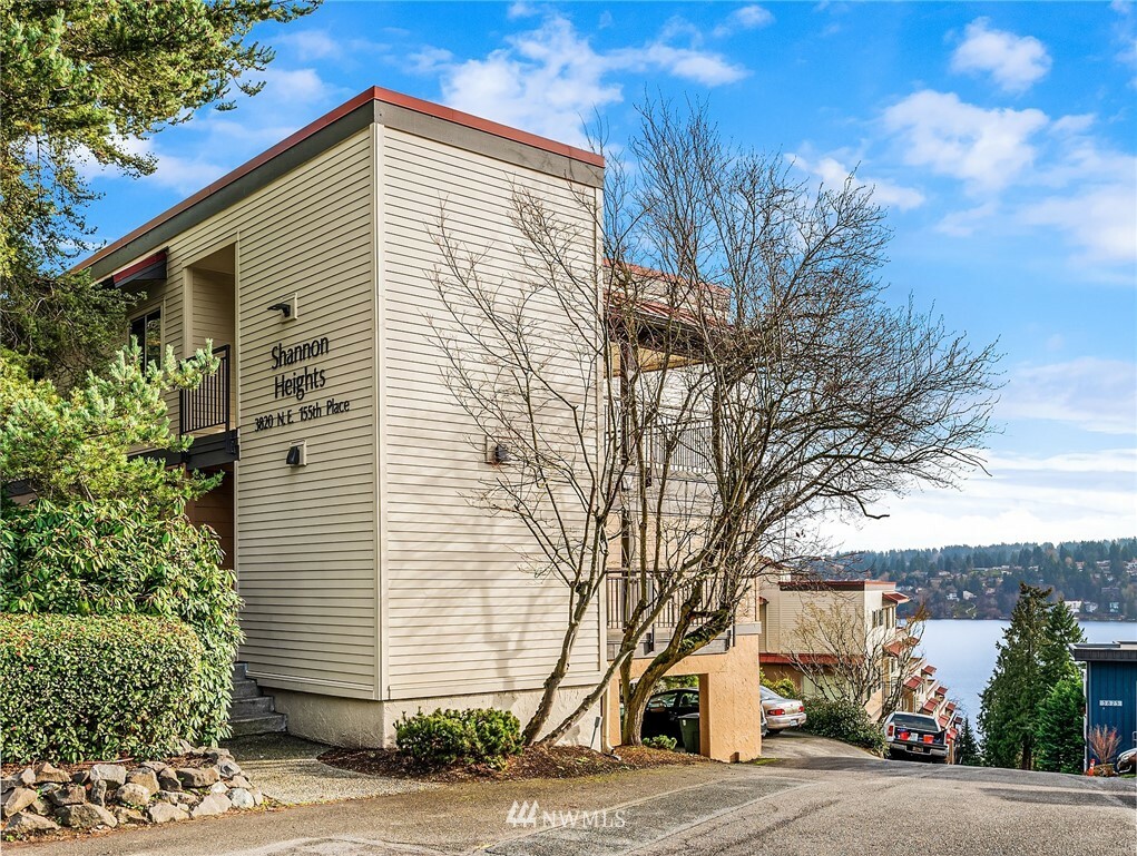 Property Photo:  3820 NE 155th Place 902  WA 98155 