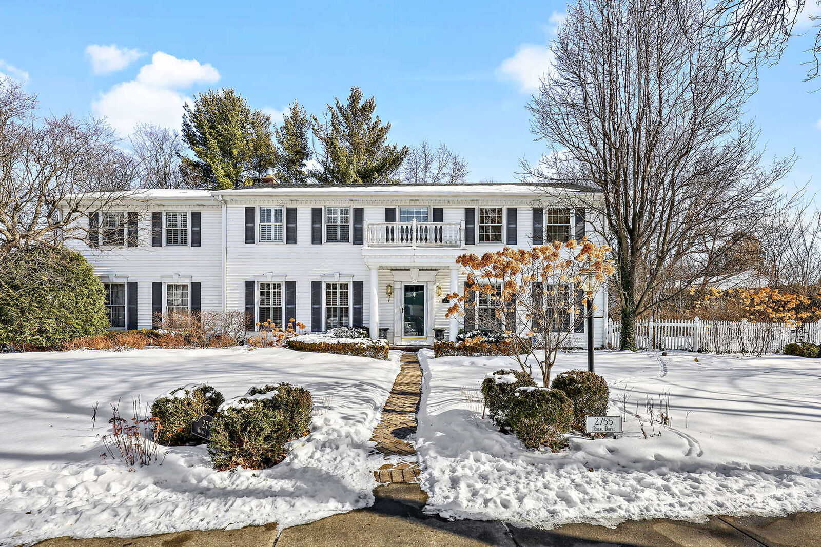 Property Photo:  2755 Royal Drive  IL 60062 