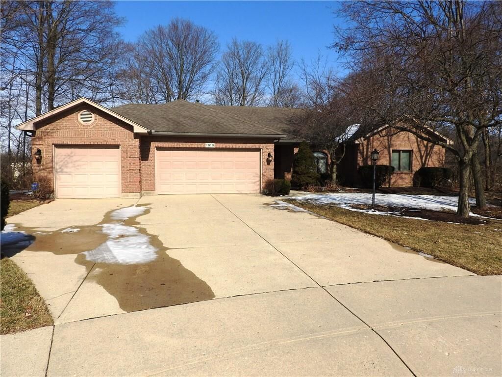 Property Photo: 1010 Woodland Meadows Drive OH 45377