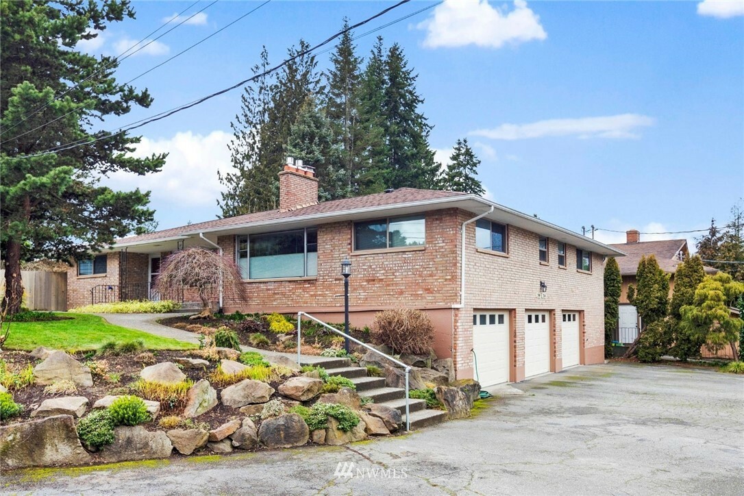 Property Photo:  248 Elm Street  WA 98203 