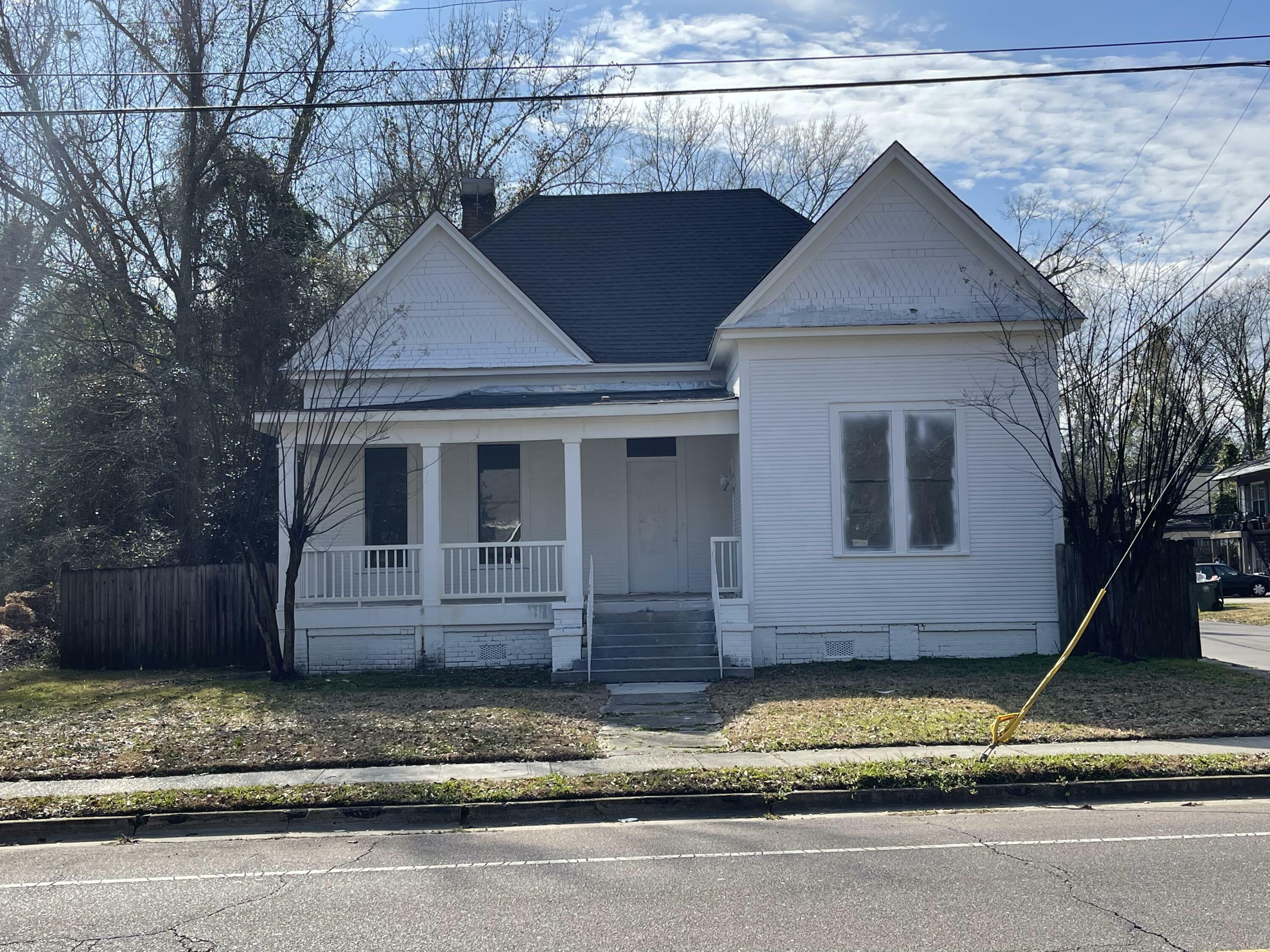 Property Photo:  912 Main St.  MS 39401 