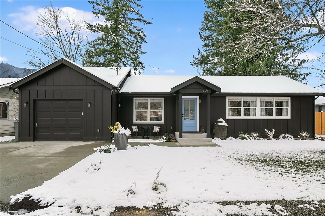 Property Photo:  207 Thrasher Avenue NE  WA 98045 