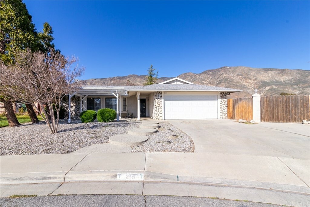 Property Photo:  215 Yellowstone Ct  CA 92583 