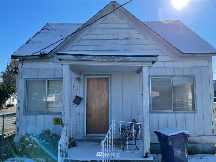 Property Photo:  907 24th Street  WA 98221 