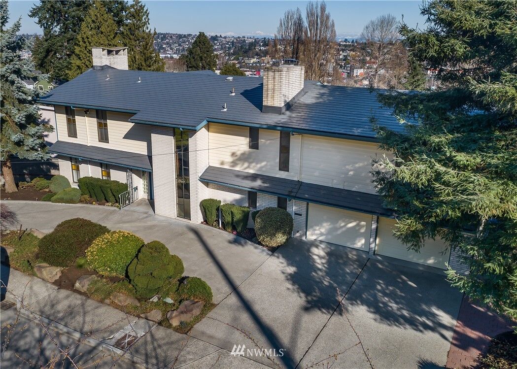 Property Photo:  2920 25th Avenue W  WA 98199 