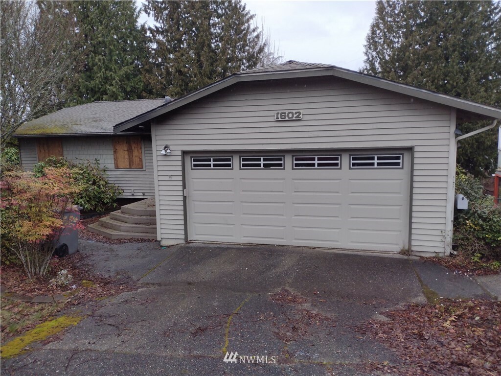Property Photo: 1602 Pierce Avenue SE WA 98058