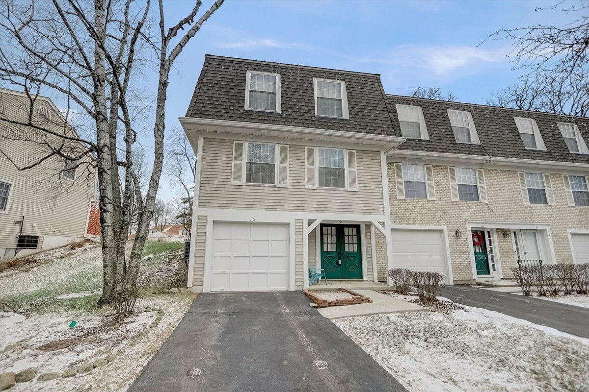 Property Photo: 10 Hickory Lane IL 60013
