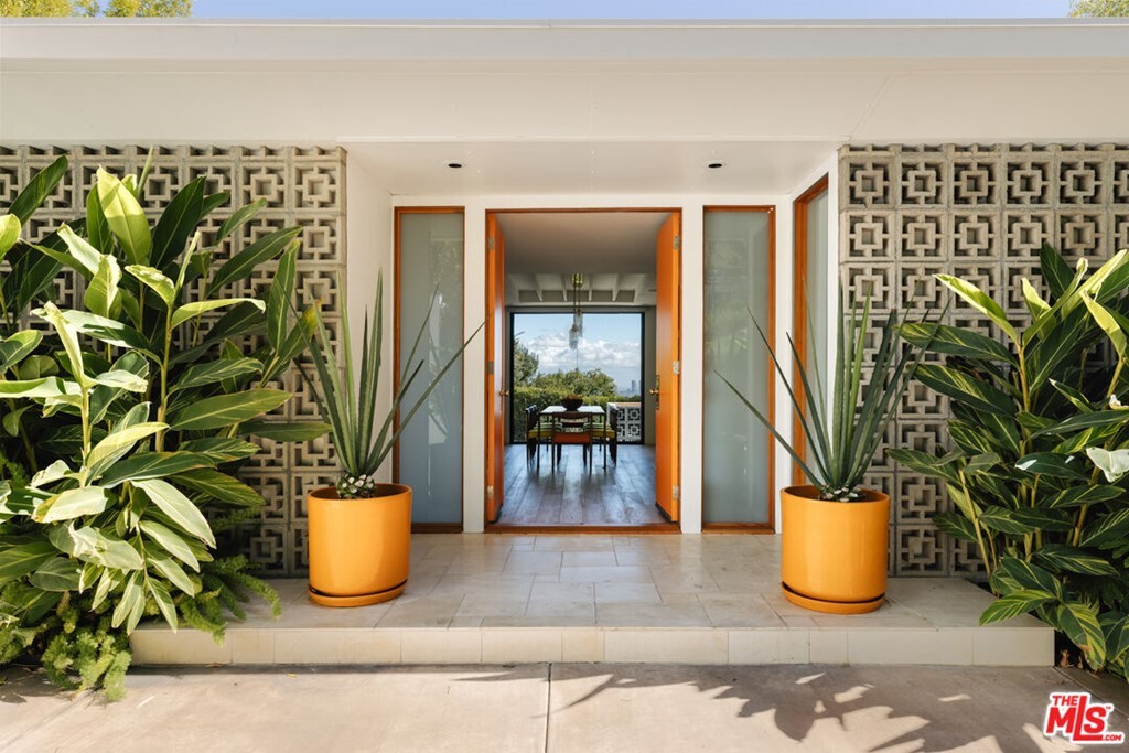 Property Photo: 7259 Outpost Cove Drive CA 90068
