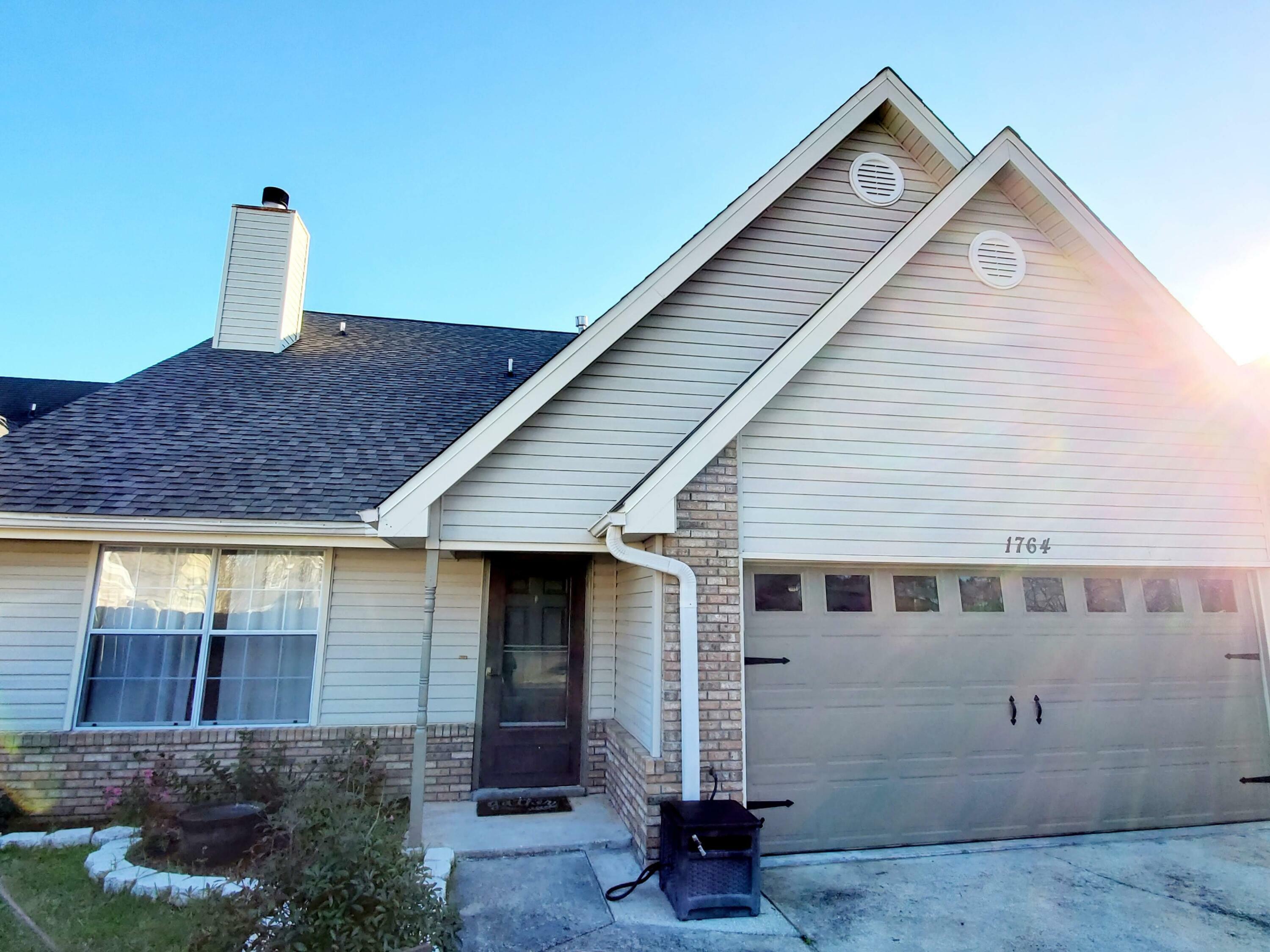 Property Photo: 1764 Guildford Court FL 32547