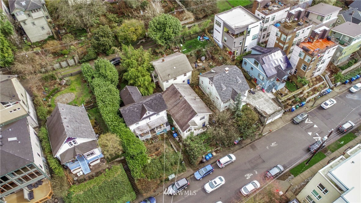 Property Photo: 932 Hiawatha Place S WA 98144