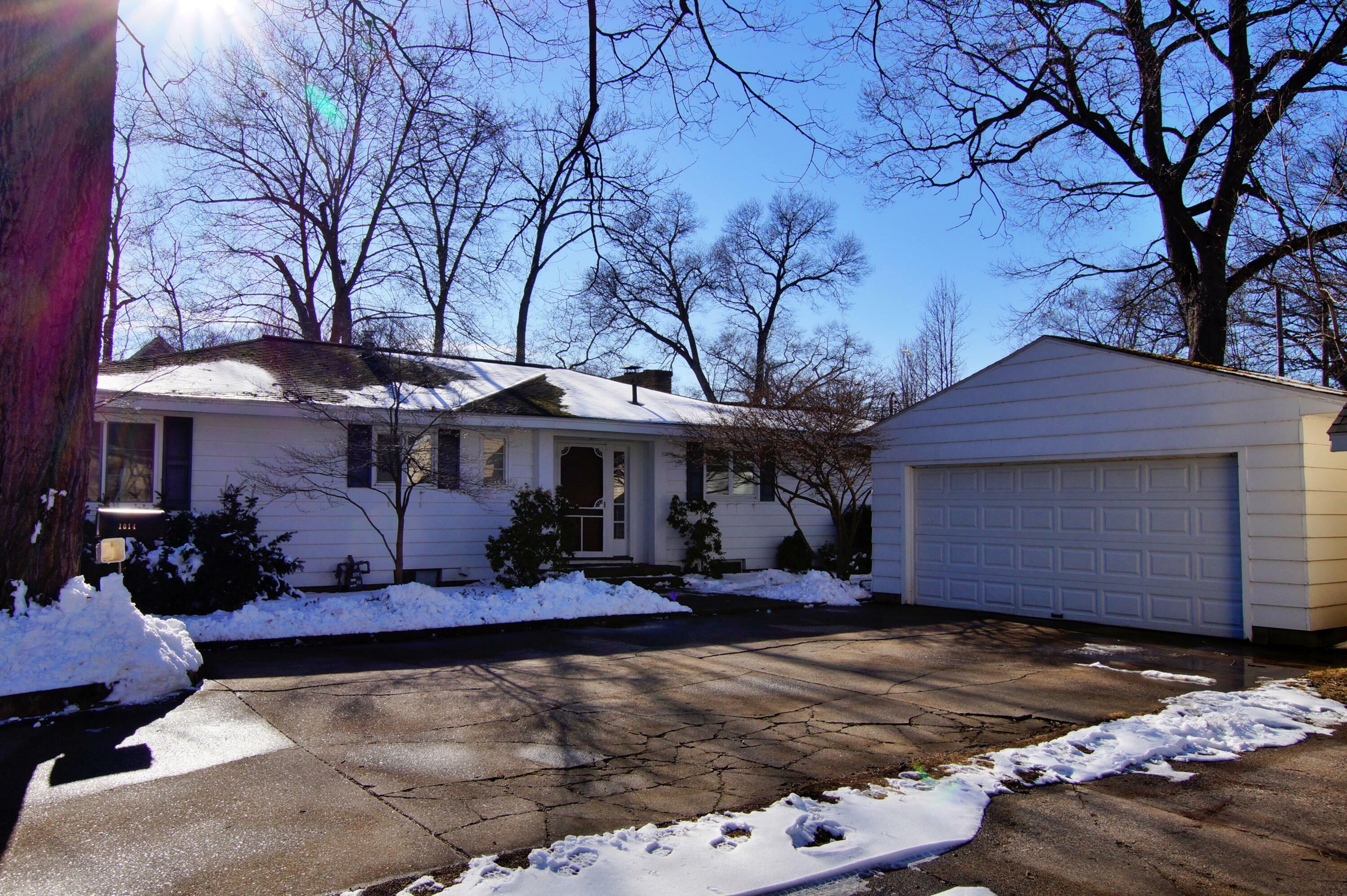 Property Photo:  1014 Mills Avenue  MI 49445 