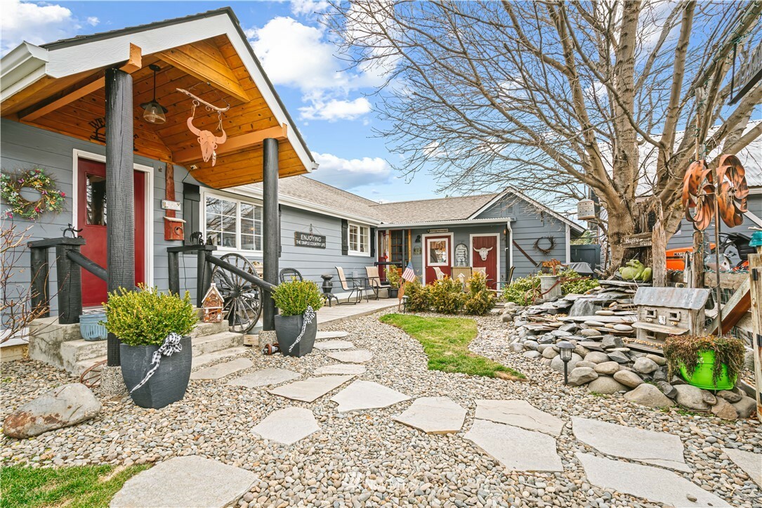 Property Photo:  1102 N Pfenning Road  WA 98926 