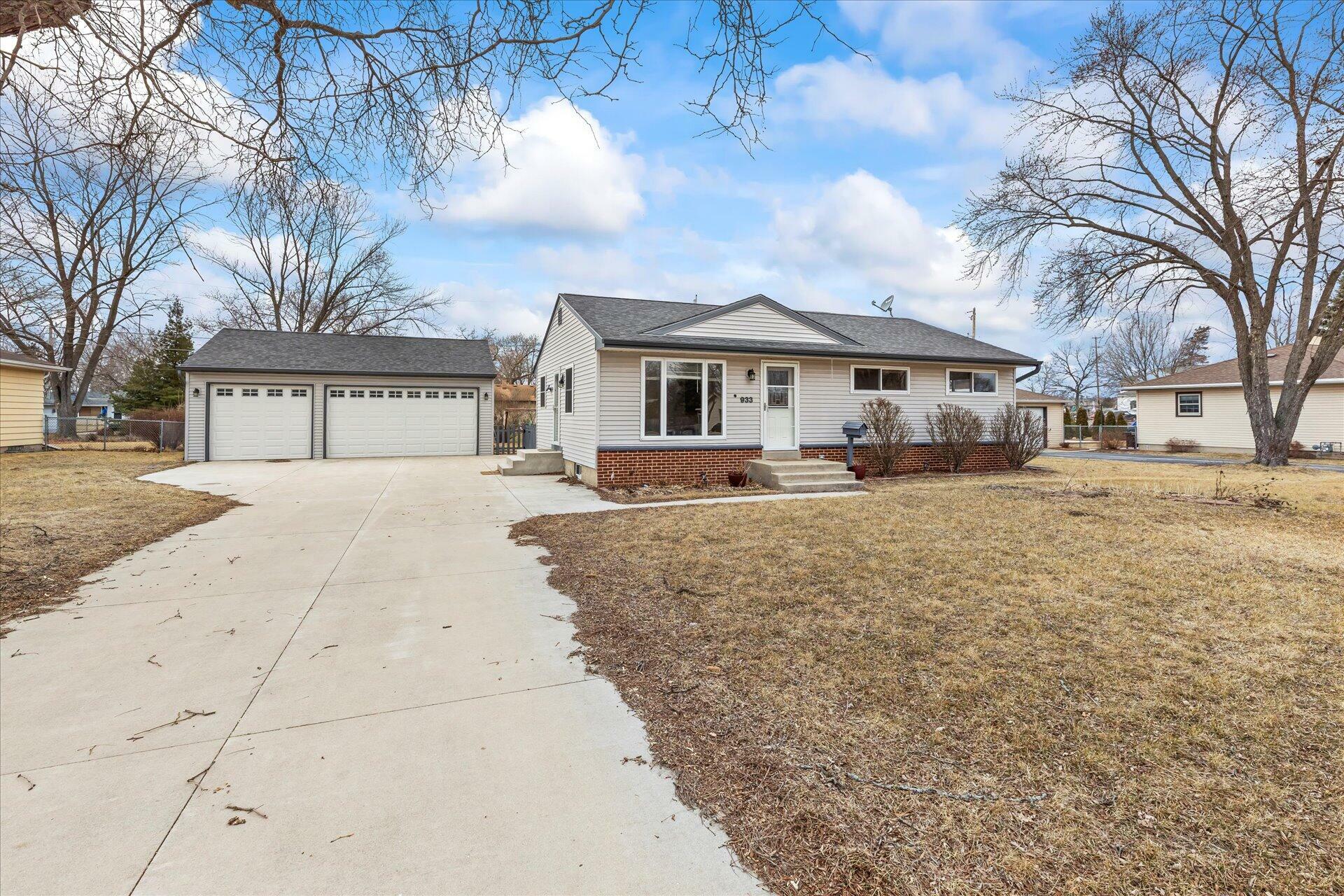 Property Photo: 933 Robins Ln WI 53149