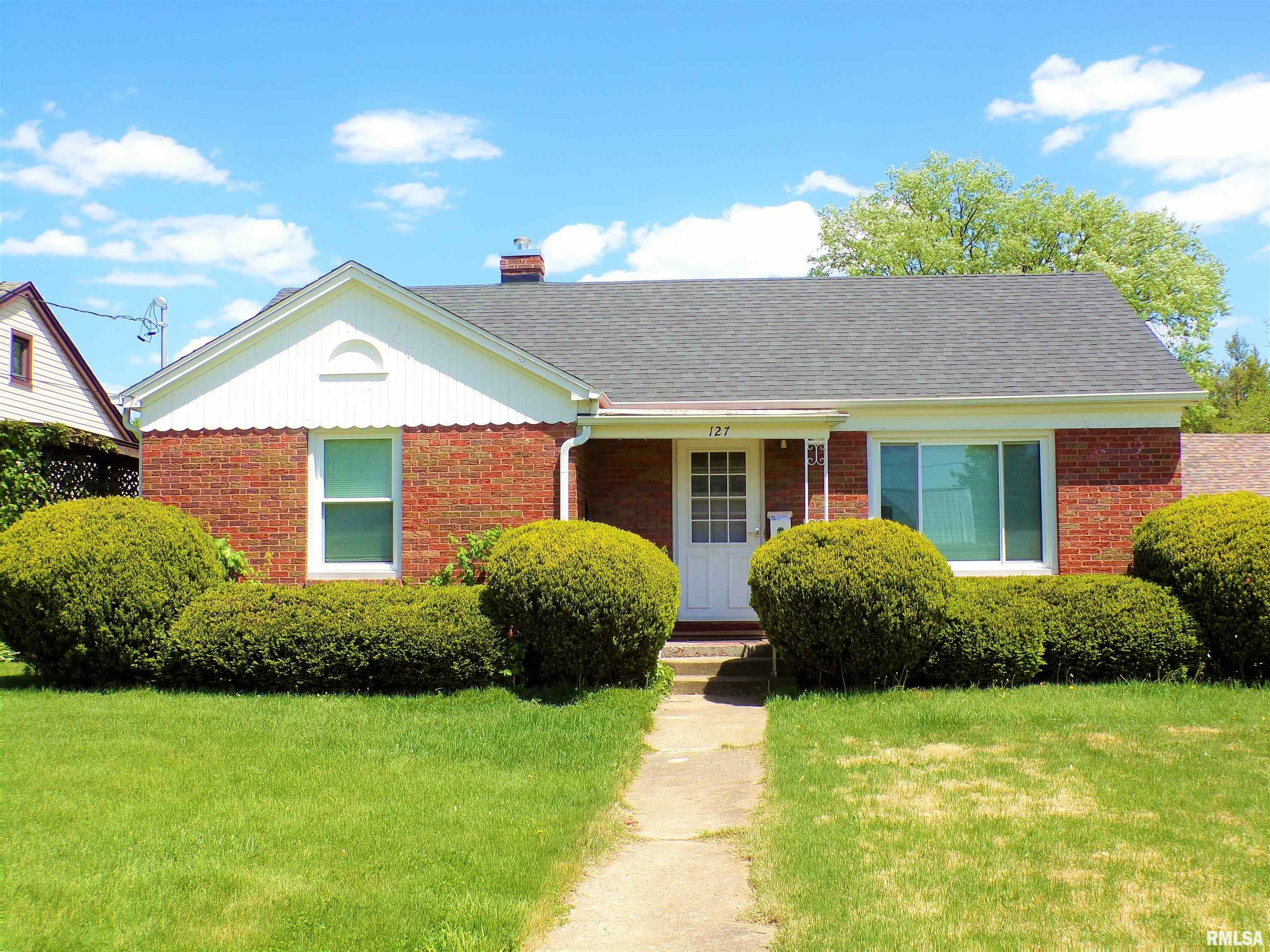 Property Photo:  127 N Pleasant  IL 61401 