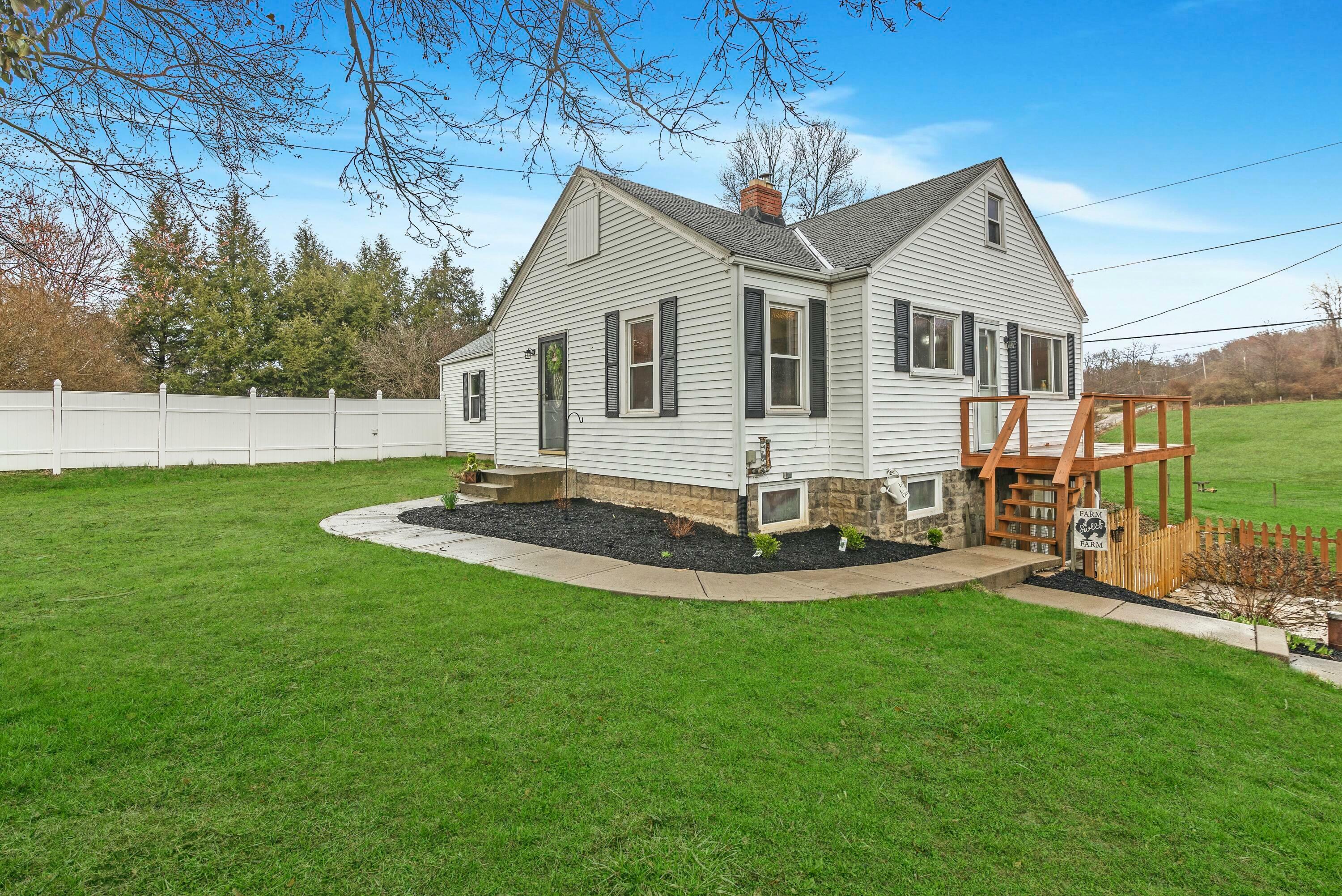 Property Photo: 4438 Fallsburg NE Road OH 43055
