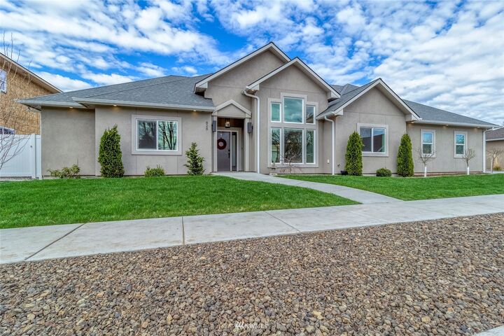 Property Photo: 828 SE Whispering Creek Court WA 99324