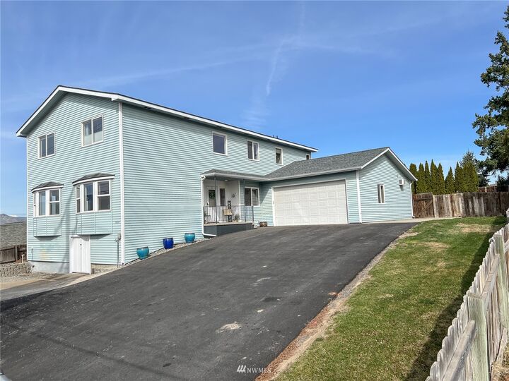 Property Photo: 1097 10th Street NE WA 98802