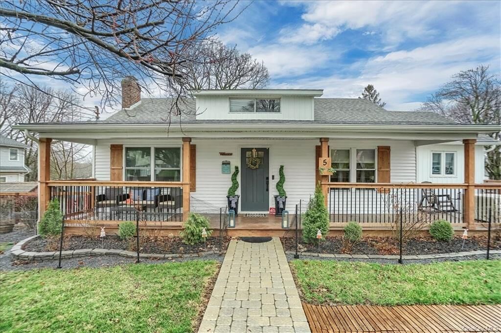 Property Photo:  5 Dubois Street  NY 10940 