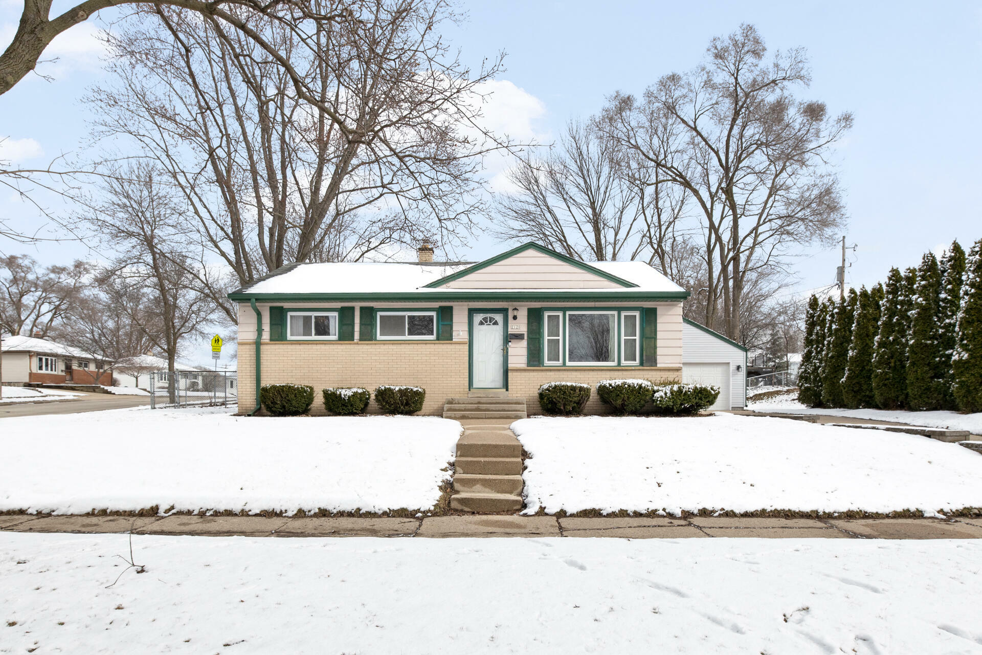 Property Photo:  2120 Garven Ct  WI 53188 