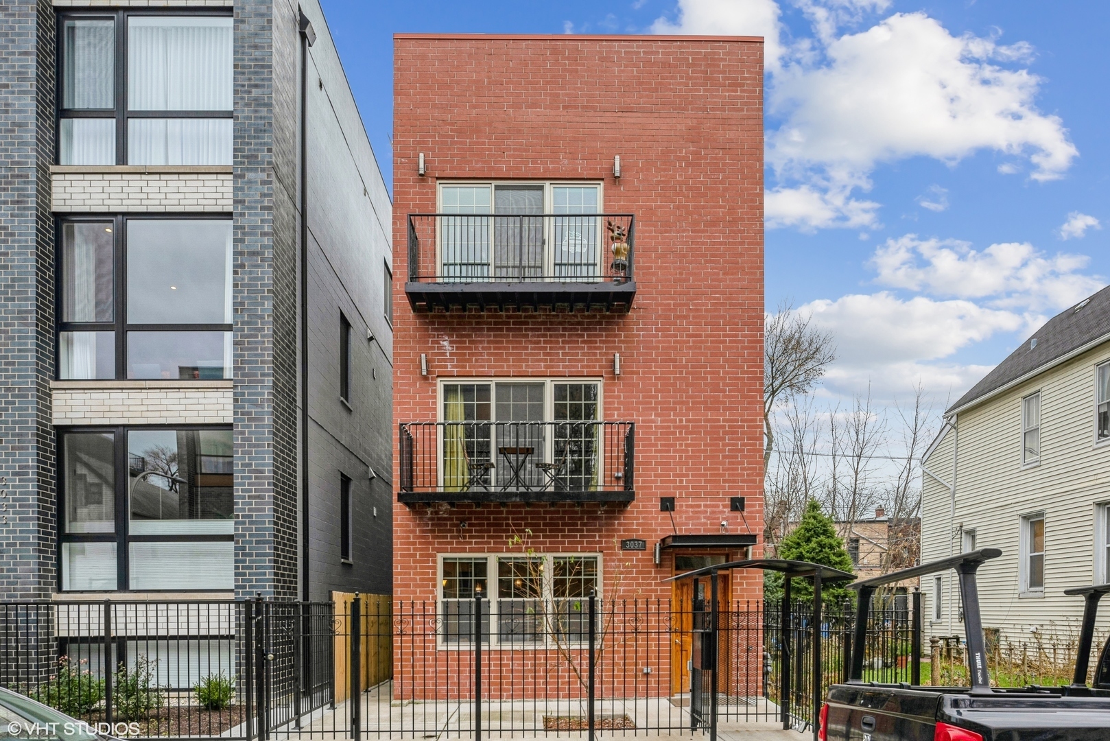 Property Photo: 3037 W Lyndale Street 2 IL 60647