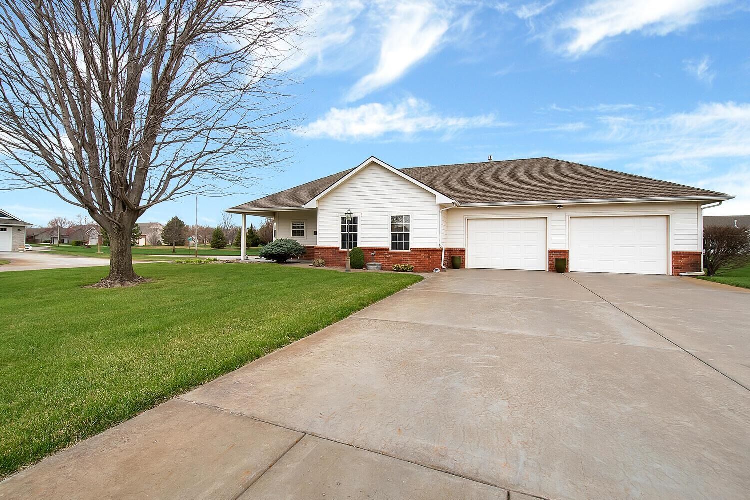 Property Photo: 2 N Willow Creek Ct KS 67147