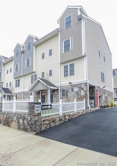 Property Photo:  90 Ludlow Street 4  CT 06902 