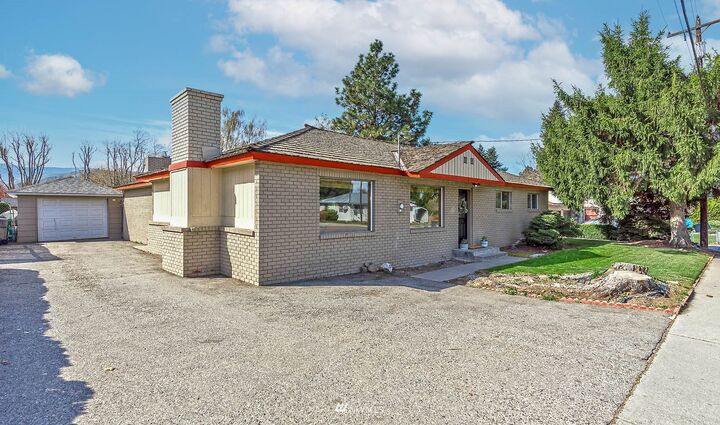 Property Photo:  1558 Grant Road  WA 98802 