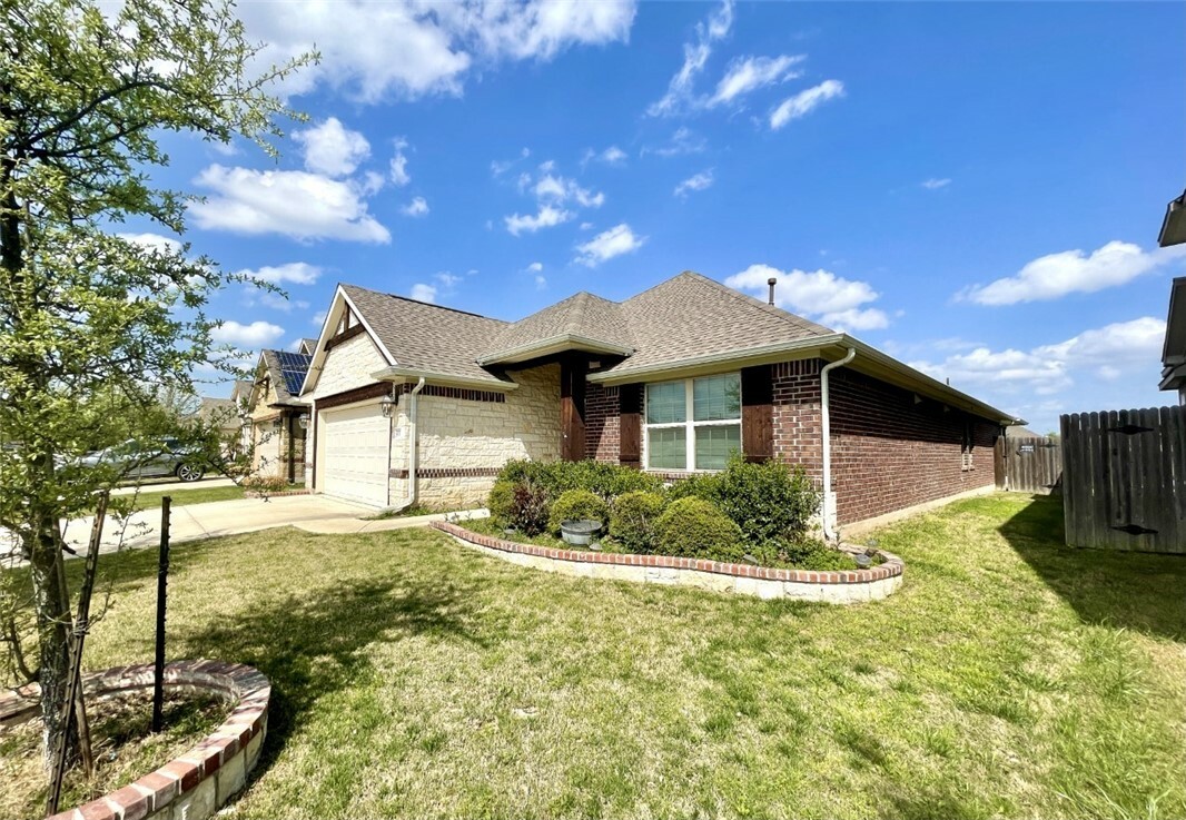 Property Photo: 8352 Angelo Loop TX 78665